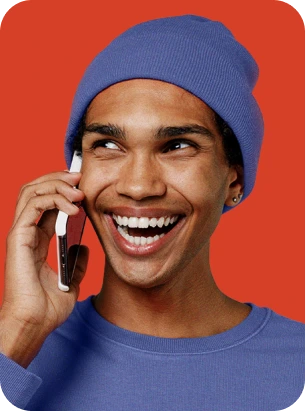 Homem com celular